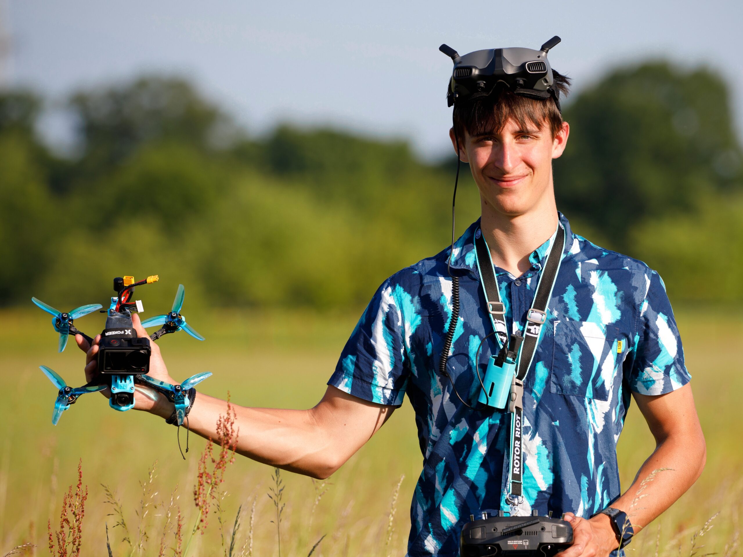 Leon Breuer mit FPV-Drohne